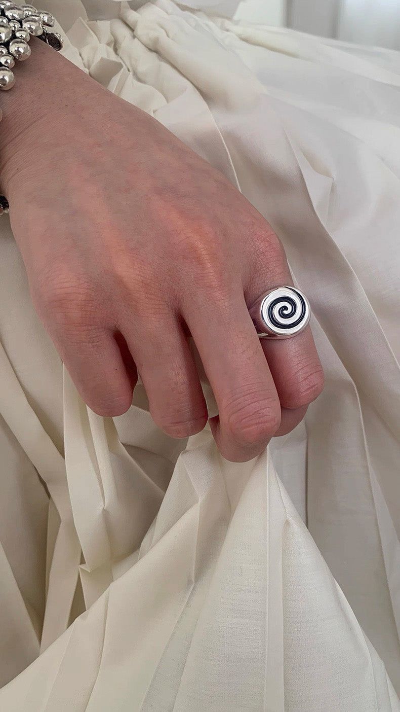 Flat spiral bold ring