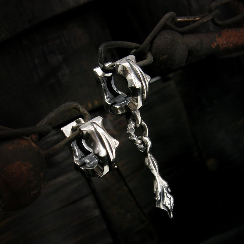 Sagitta-R1 silver hoop earring