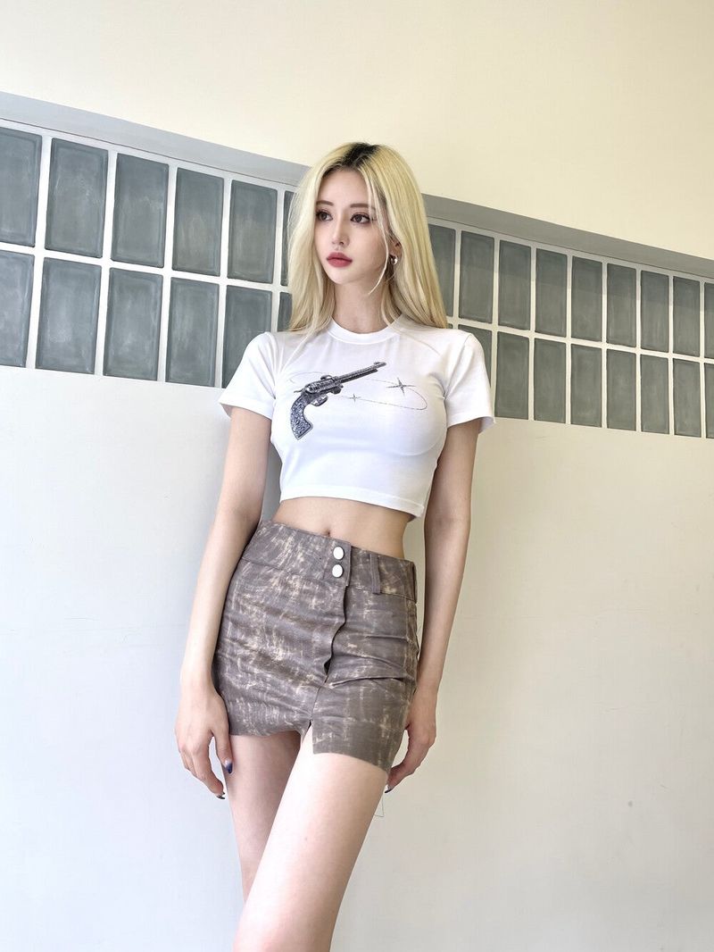 Seow（ソウ）の「405. Jewellery gun T (bk, wh, pk)（Tops）」