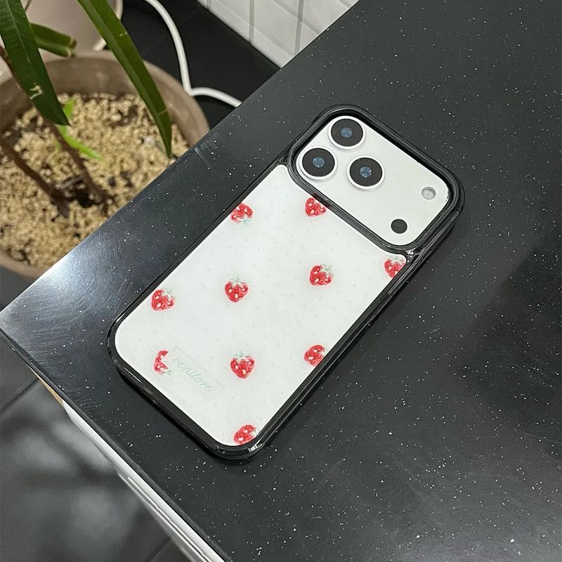 venitore（ヴェニトー）の「[MADE][グラスバンパーケース]ストロベリー刺繍ニットケース レッド（スマホグッズ/小物）」