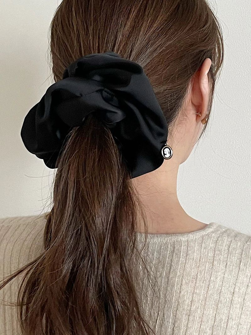 oar（オーエーアール）の「oar Cameo Satin drop Wide Scrunchie [Black]（Hair Accessories）」