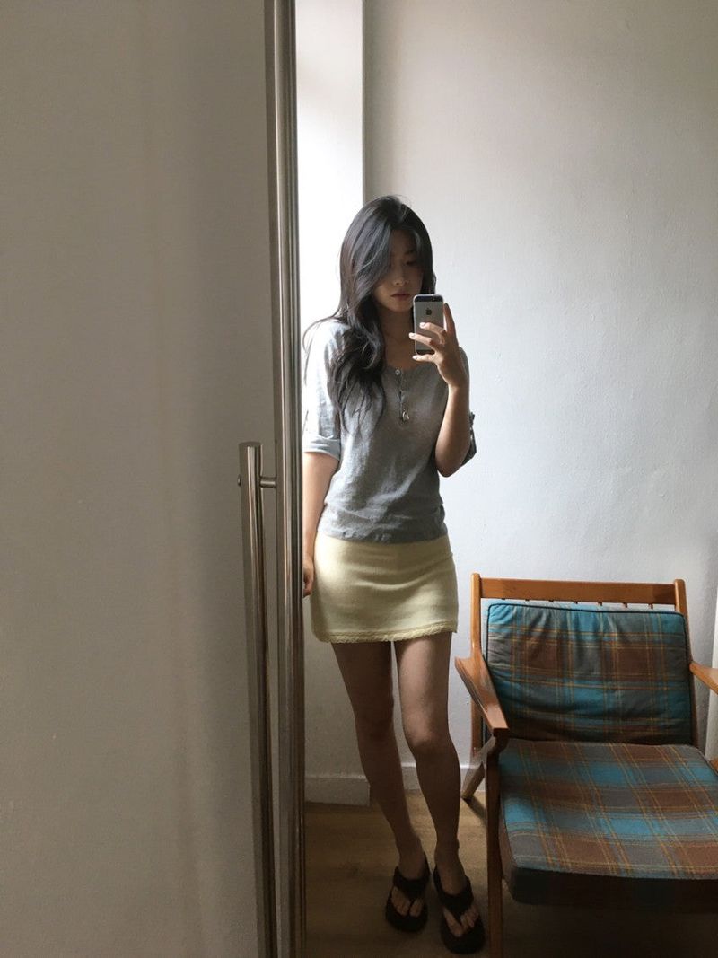 Coming mini lace skirt