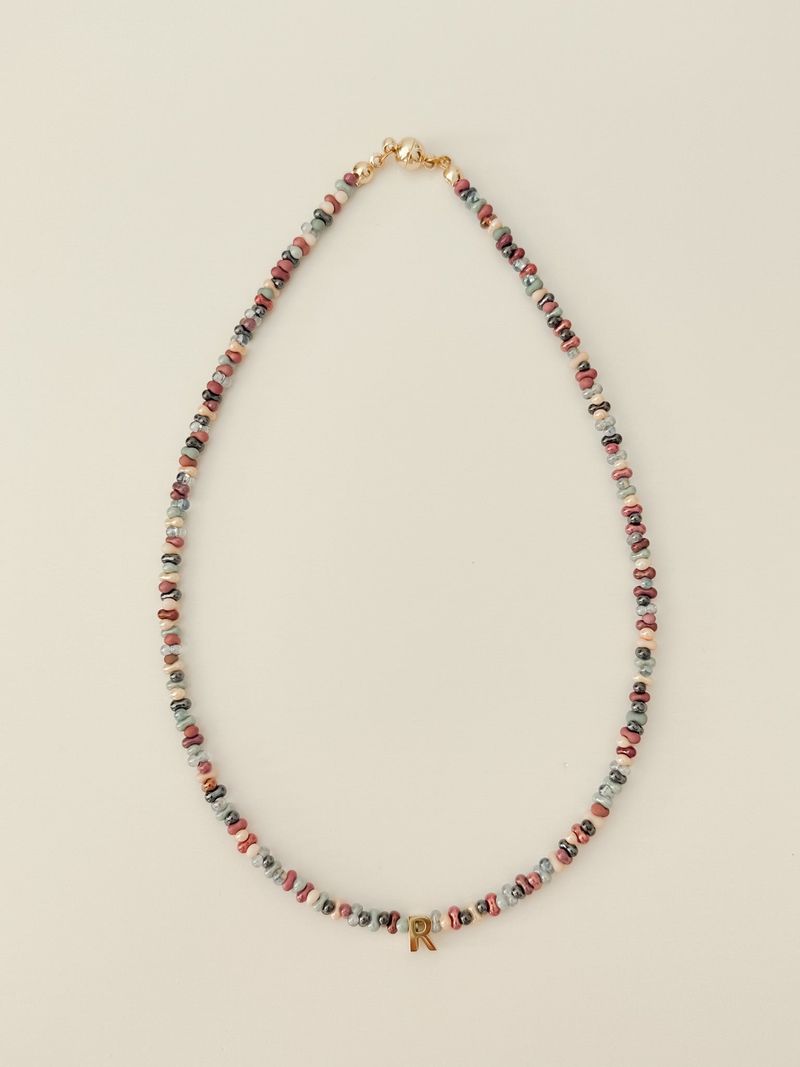 moska.my（モスカ・マイ）の「プラムビーズイニシャルズネックレス（アクセサリー）」