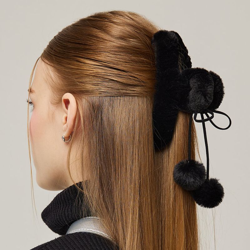 VVV（ブイブイブイ）の「Pompom Fur Hair Clip _ Black（Hair Accessories）」