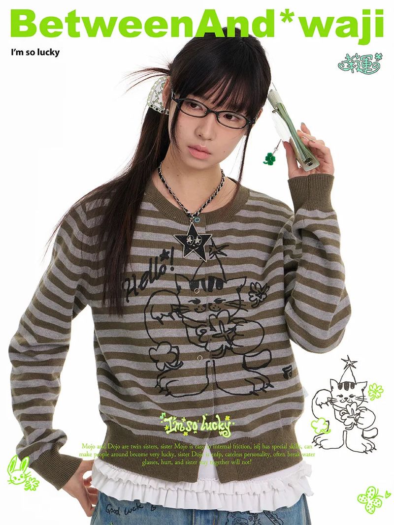 BETWEENAND（ビトゥウィーンアンド）の「BETWEENAND Gray-green Waji lucky cat graffiti-print striped sweater cardigan for women in autumn（Tops）」
