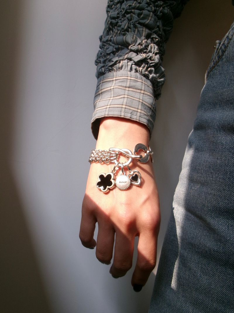 Silver Plated Black Flower and Shell Pearl Bracelet