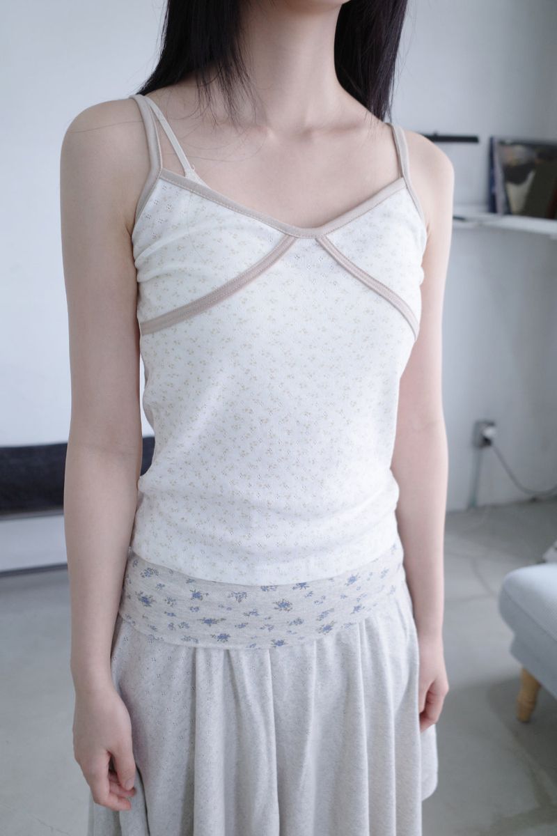 myorang（ミョラン）の「ジャガードフラワースリーブレス（2color）（Tops）」