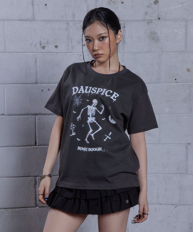 DAUSPICE(DUC)（ダウスピス）の「(DUC) BB スカルグラフィックTシャツ チャコール（トップス）」