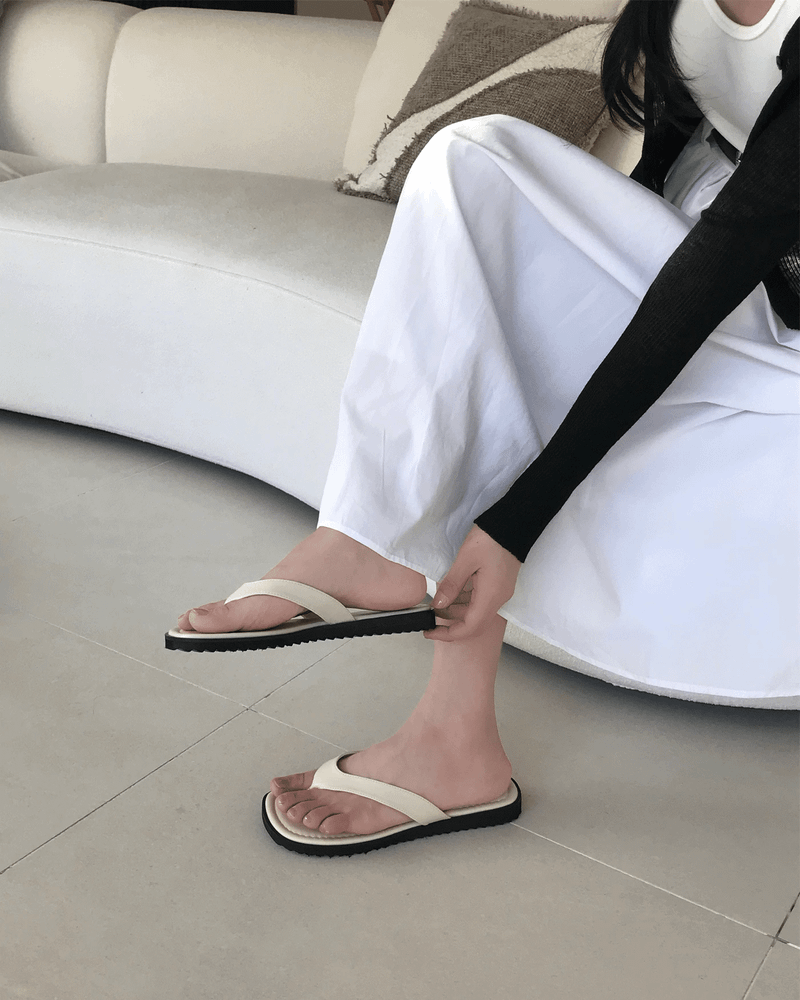 GUSTA（グスタ）の「Ended Square Leather Flip Flop Slipper （Shoes）」