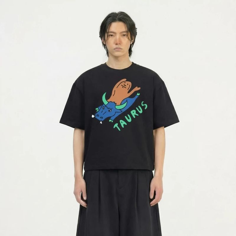 Peanut Stain（ピーナッツ ステイン）の「PEANUT STAIN - ワッツユアサインゾディアックタウラスボクシーTシャツ（トップス）」