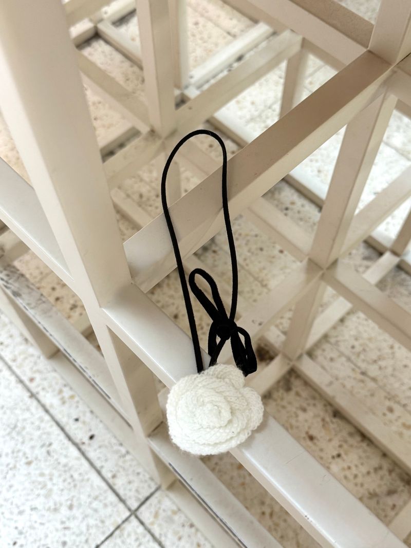 White Rose Ribbon Keyring / TREEFORFIVE345
