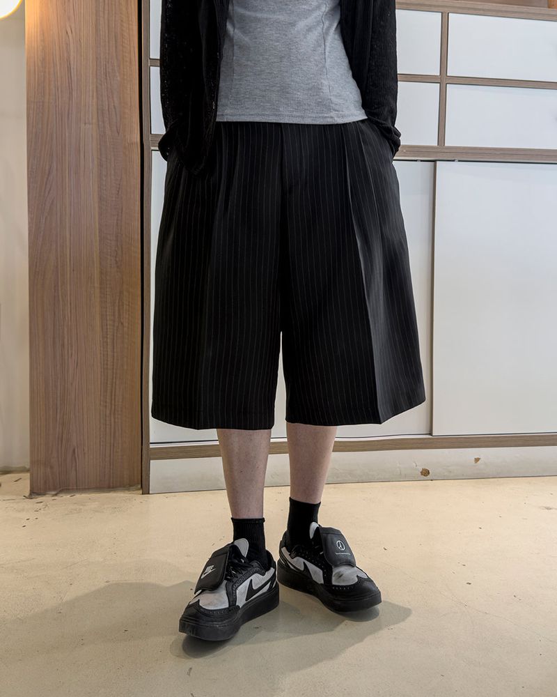 Node Pin Stripe Bermuda Slacks