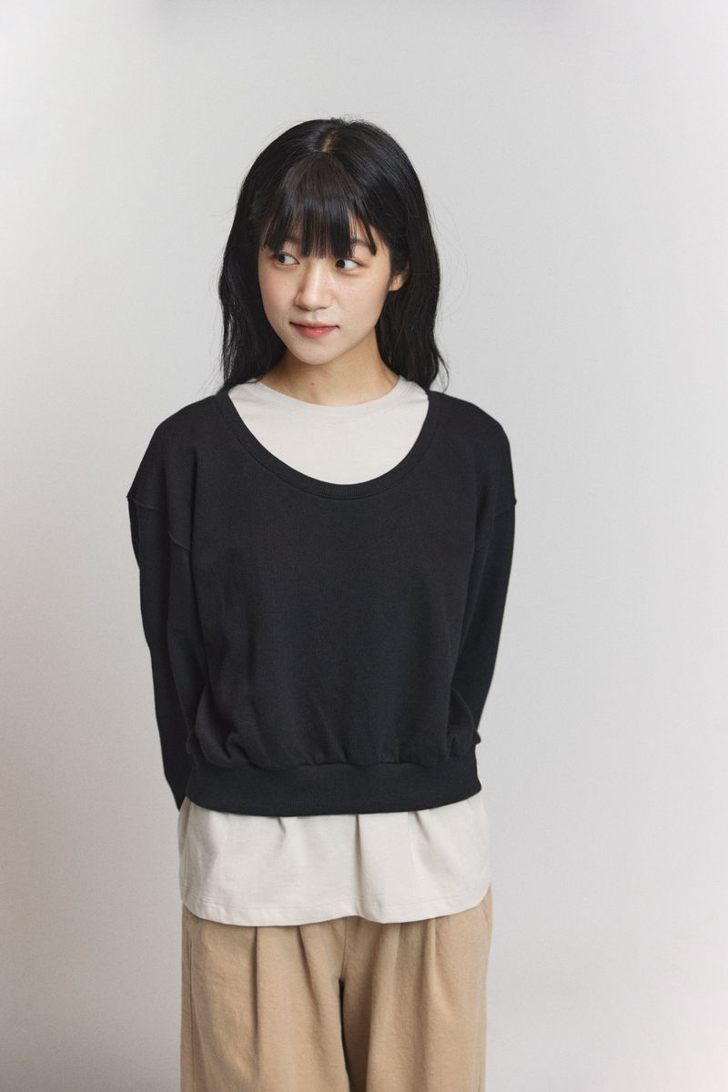 U-neck crop sweatshirt / Black