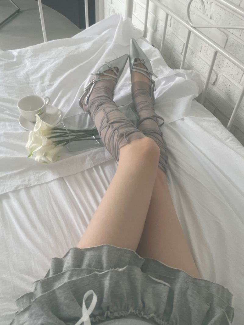 Strap mesh leg warmer
