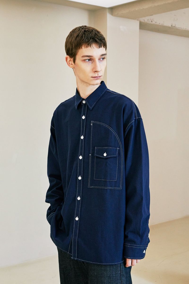 KND(ケイエンド)の「UTILITY CURVED POCKET OXFORD SHIRT NAVY(Tops)」