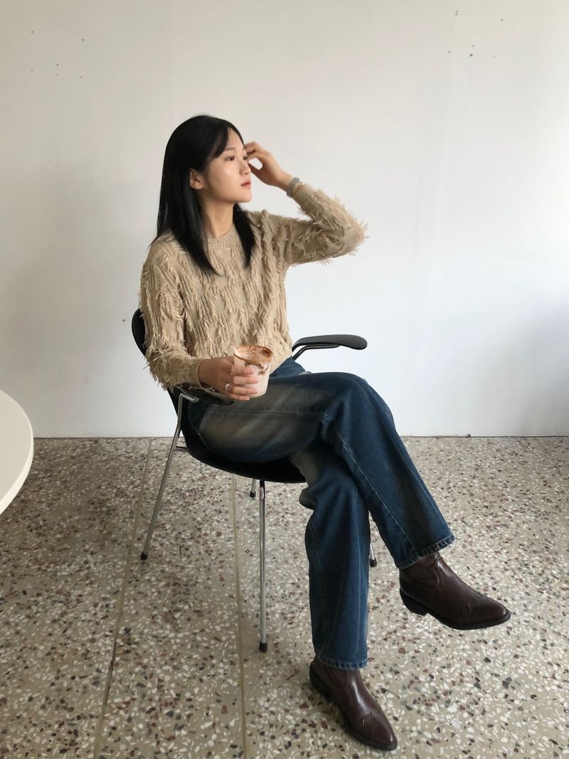 Freewheeling tassel round knit
