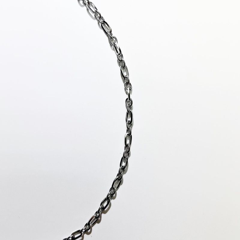 Simple thin two shape chain
