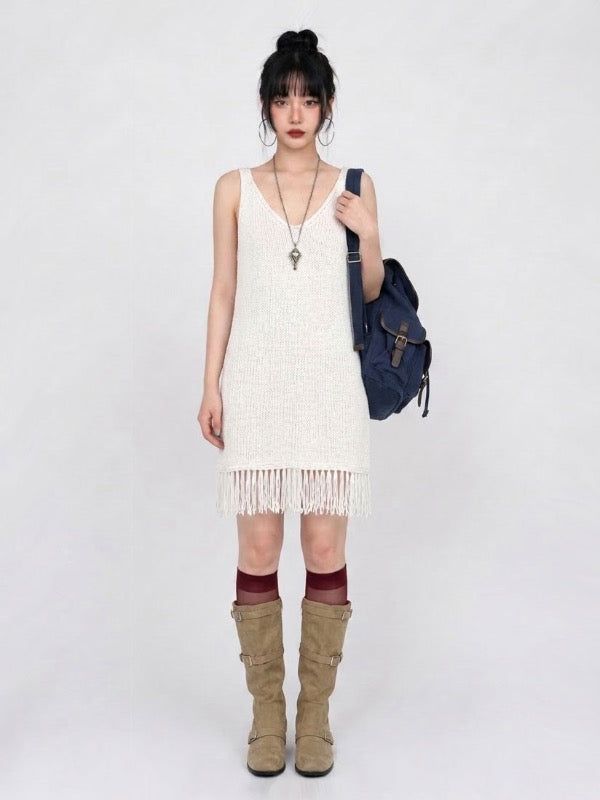 VIVIC（ビビク）の「FRINGE-HEM KNIT V-NECK DRESS IN WHITE（Dresses）」