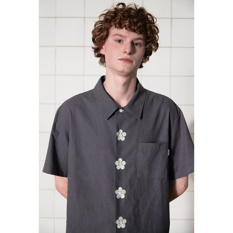 BUTTON FLOWER HALF SHIRT / CHARCOAL