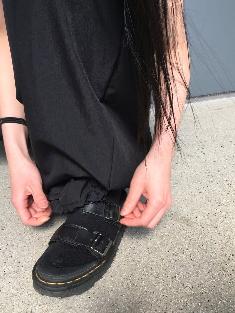 Cool Over Curved Nylon Pants (7c)