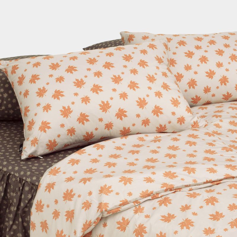 Dust-Free Maple Pattern Pillowcase