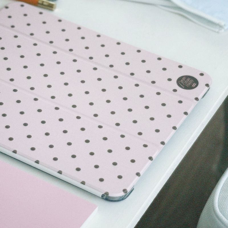 muppyroom（マッピールーム）の「[made] タイニードットiPadケース（スマホグッズ/小物）」