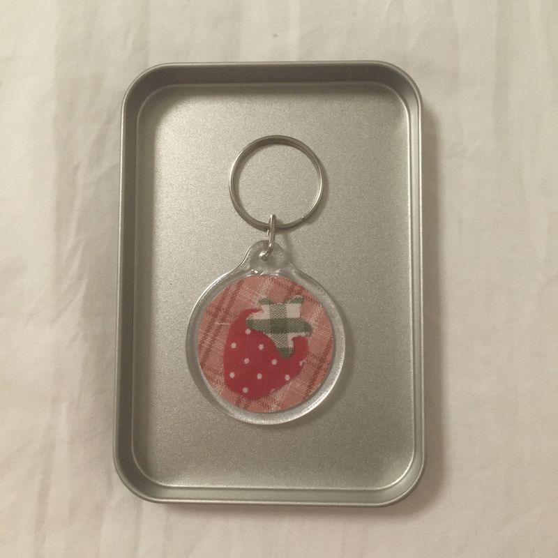 cononatz（コノナツ）の「[MADE] ベリーブーファブリックキーホルダー🍓（トイ/キーホルダー）」