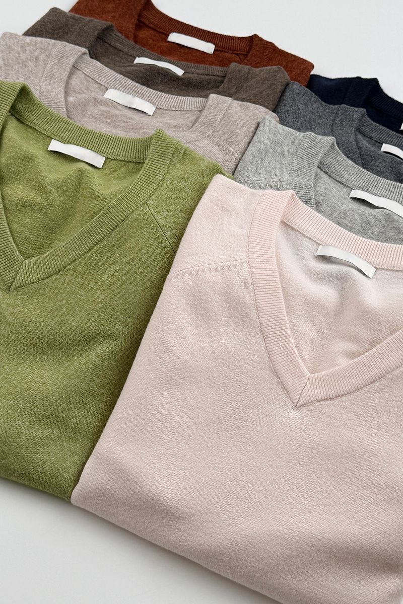 Sober wool v-neck knit