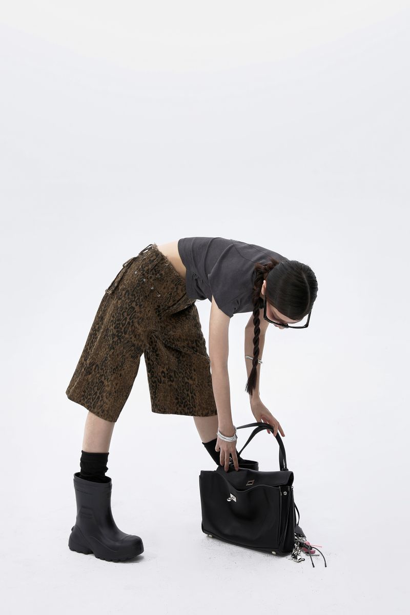 ルーズストレートレッグレッグレオパードローライズデニムショートパンツ (Knee-length/Capri Pants)
