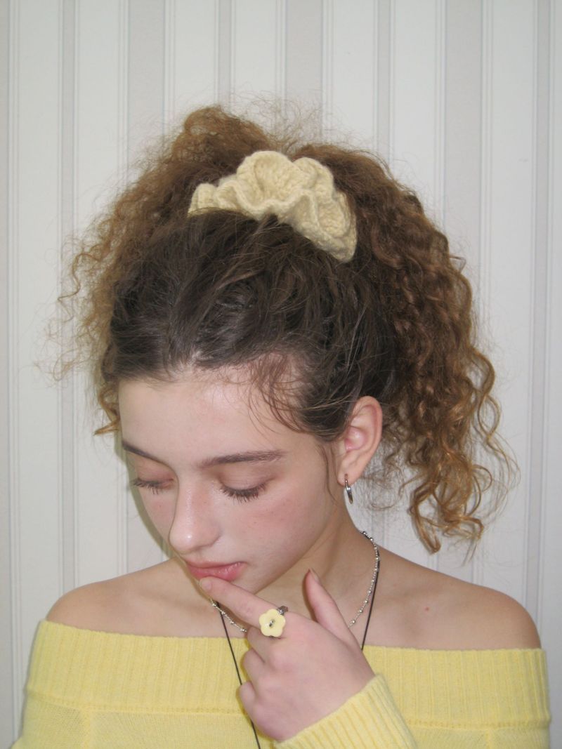 Crochet button scrunchie (Butter)