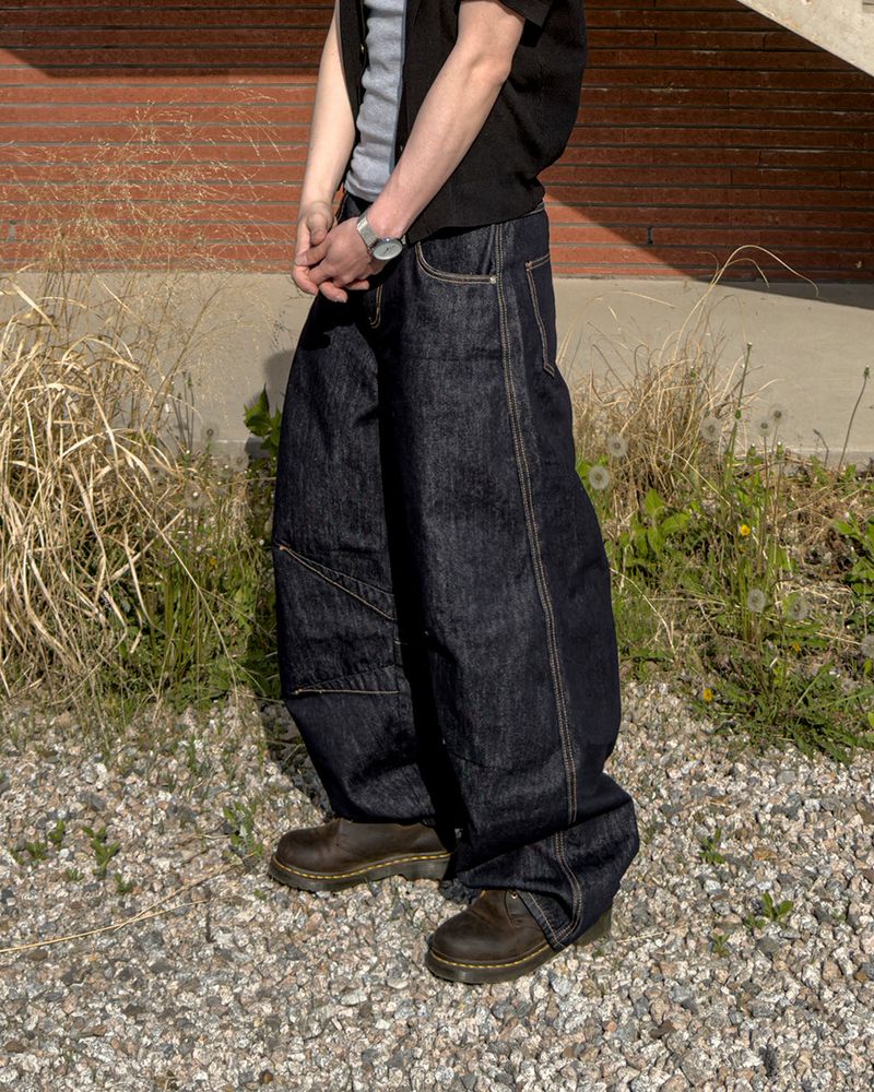 JIIGEUM（ジグム）の「Gober Non-Fade Curved Denim Pants（Pants）」