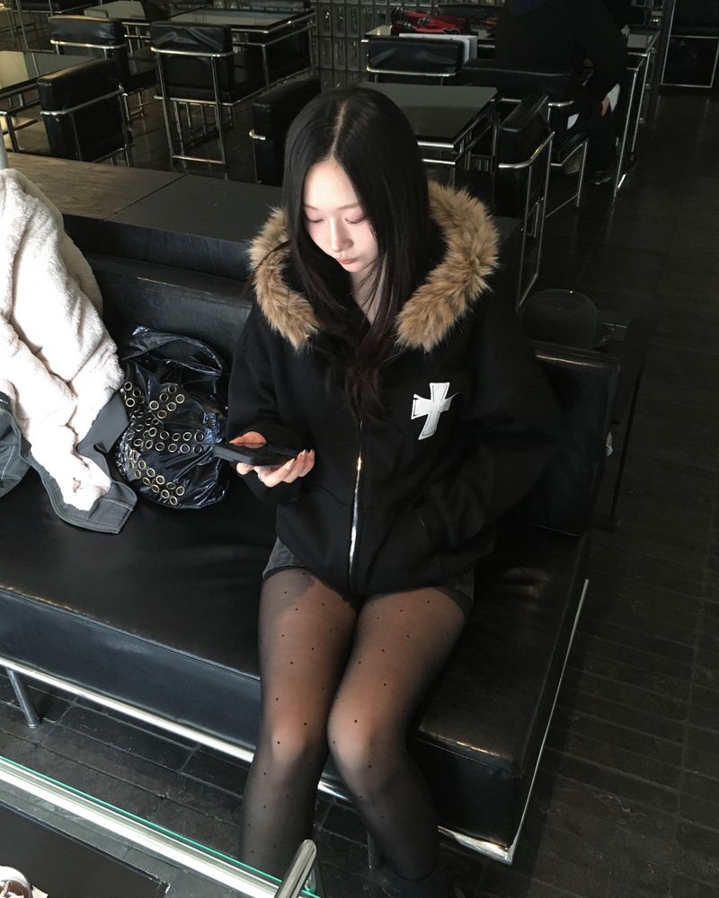 Cross fur hood jumper