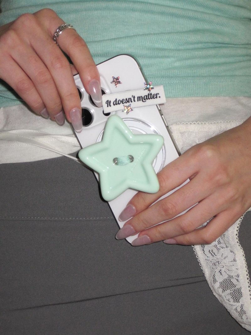 it doesn't matter.（イットダズントマッター）の「Green apple candy button tok, Mag safe（Smartphone Accessories）」