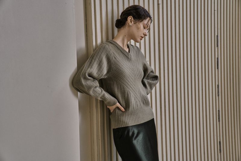 RIBBED V-KNIT TOP_L.GREEN