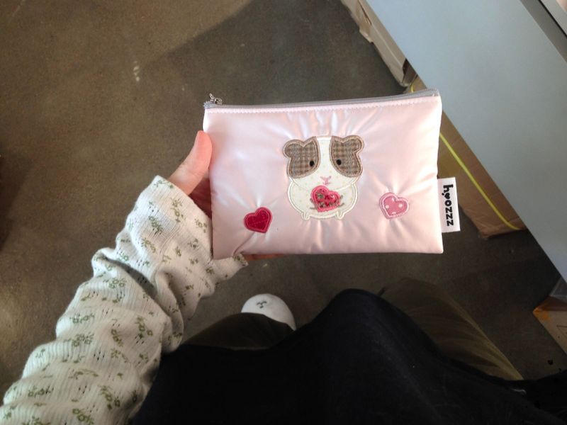 <The Heart-Stealing Guinea> pouch(s,m)