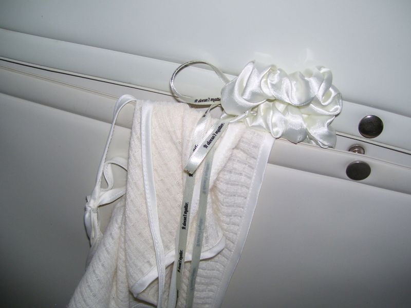 Mizz ribbon scrunchie (Ivory)