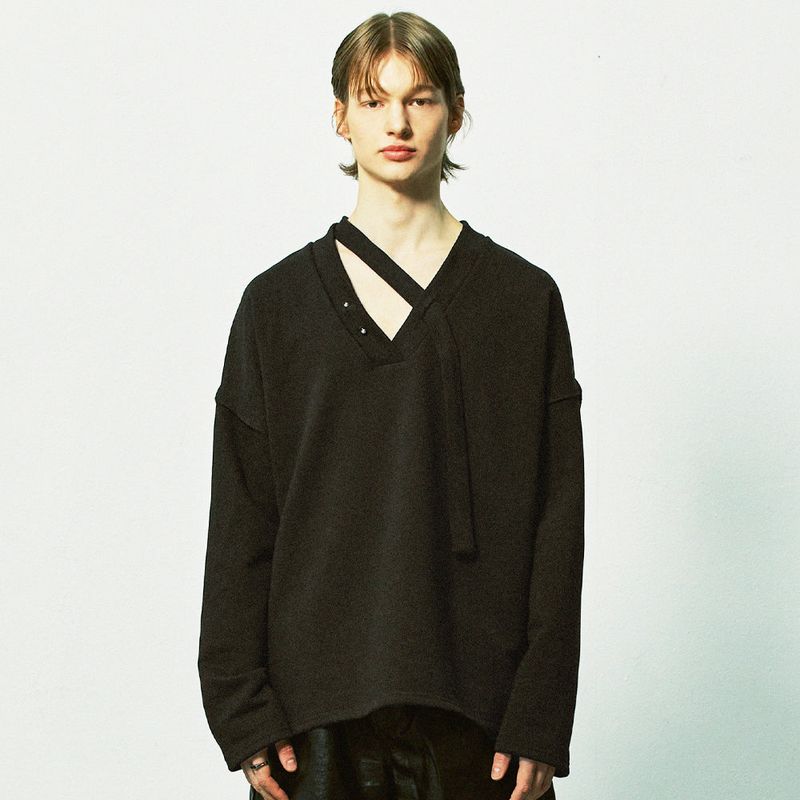 v-neck layerd string pierced mtm black