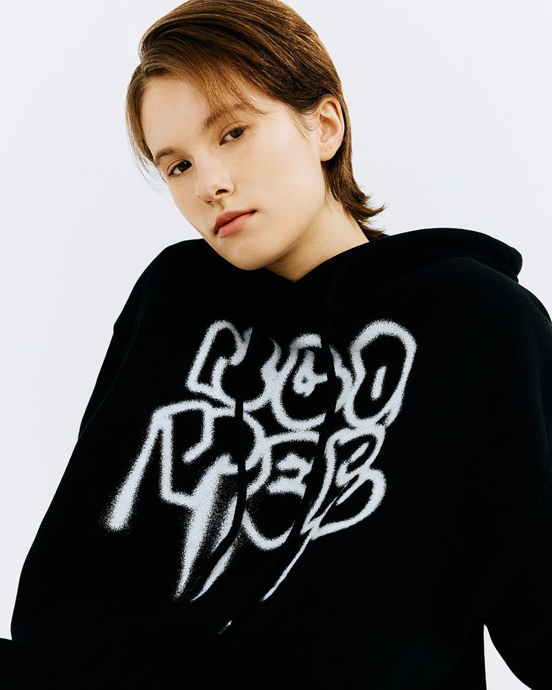 ROUND TYPO SPRAY HOODIE-BLACK