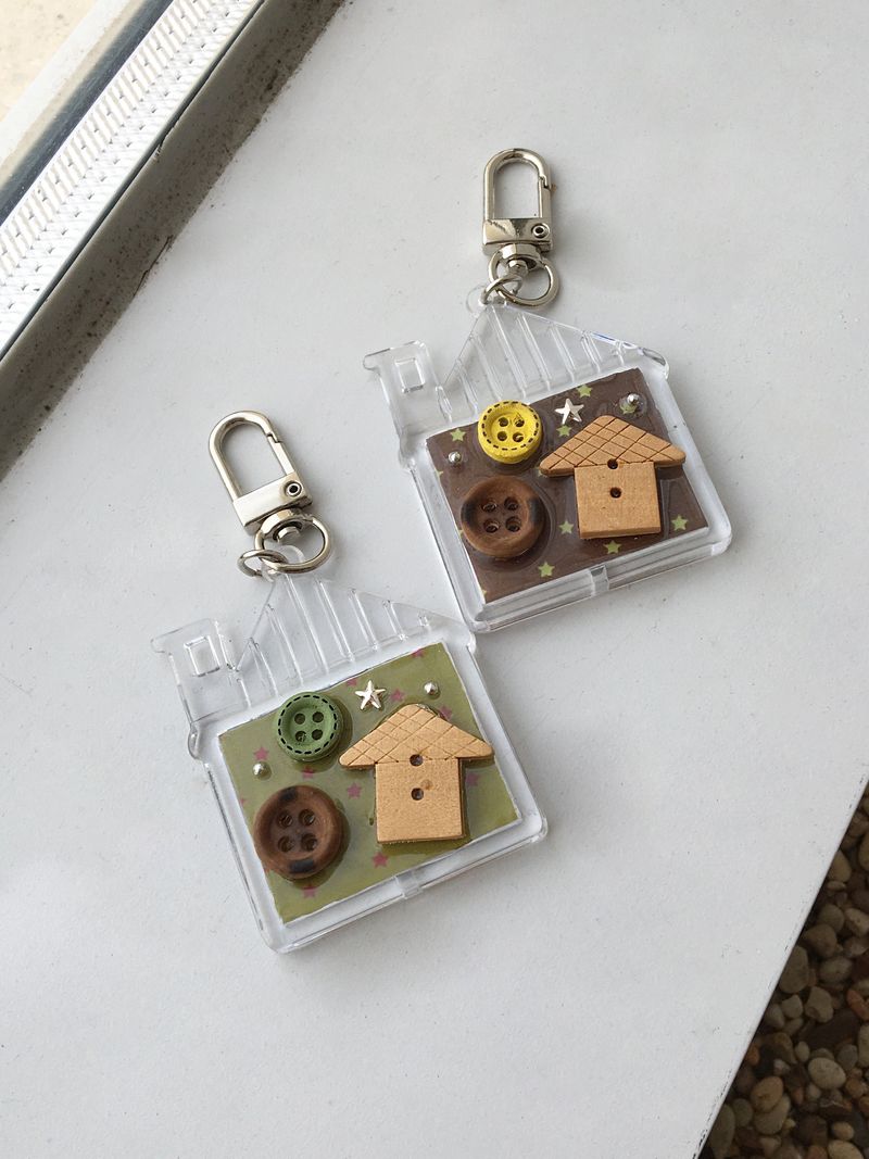 Tick-Tock Wooden House Keyring(2color)