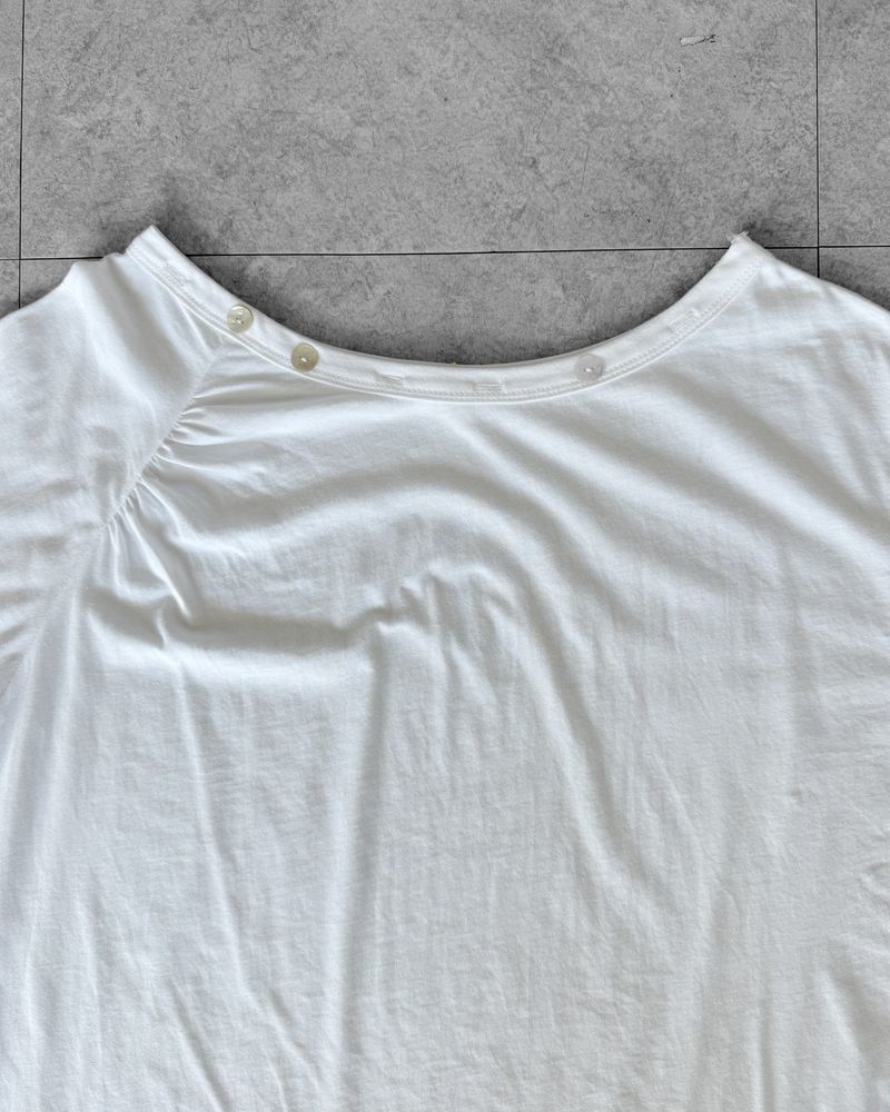 MELT BUTTON OFF-SHOULDER T-SHIRT