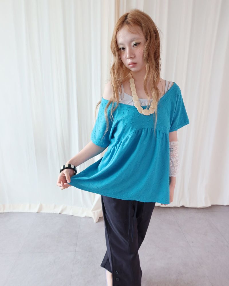 NUPHLO（ニューフロー）の「エンボス オフショルダー Tシャツ（トップス）」