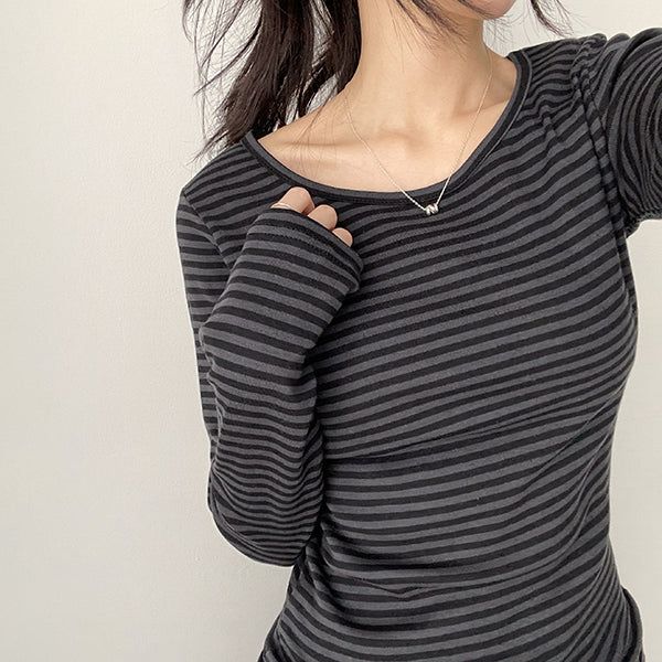 Brae UネックダンガララウンドロングスリーブTシャツ