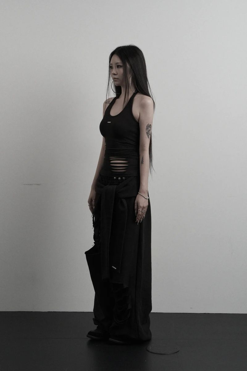 [label] hand-cut damage halterneck sleeveless (black)