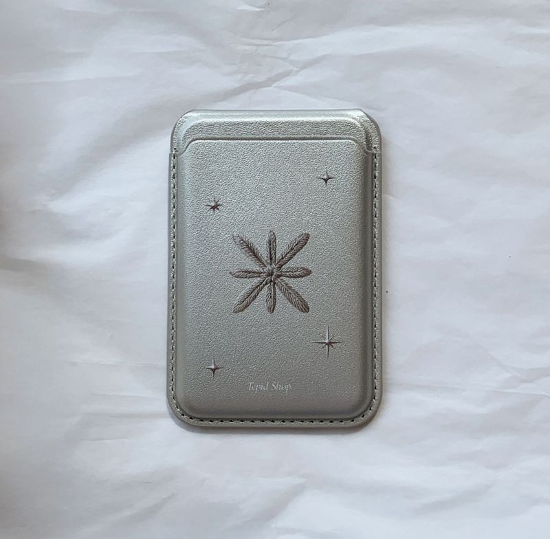 Tepid Shop（テピッドショップ）の「[Magsafe]Tepid シルバー刺繍レザースタンドポケット（スマホグッズ/小物）」
