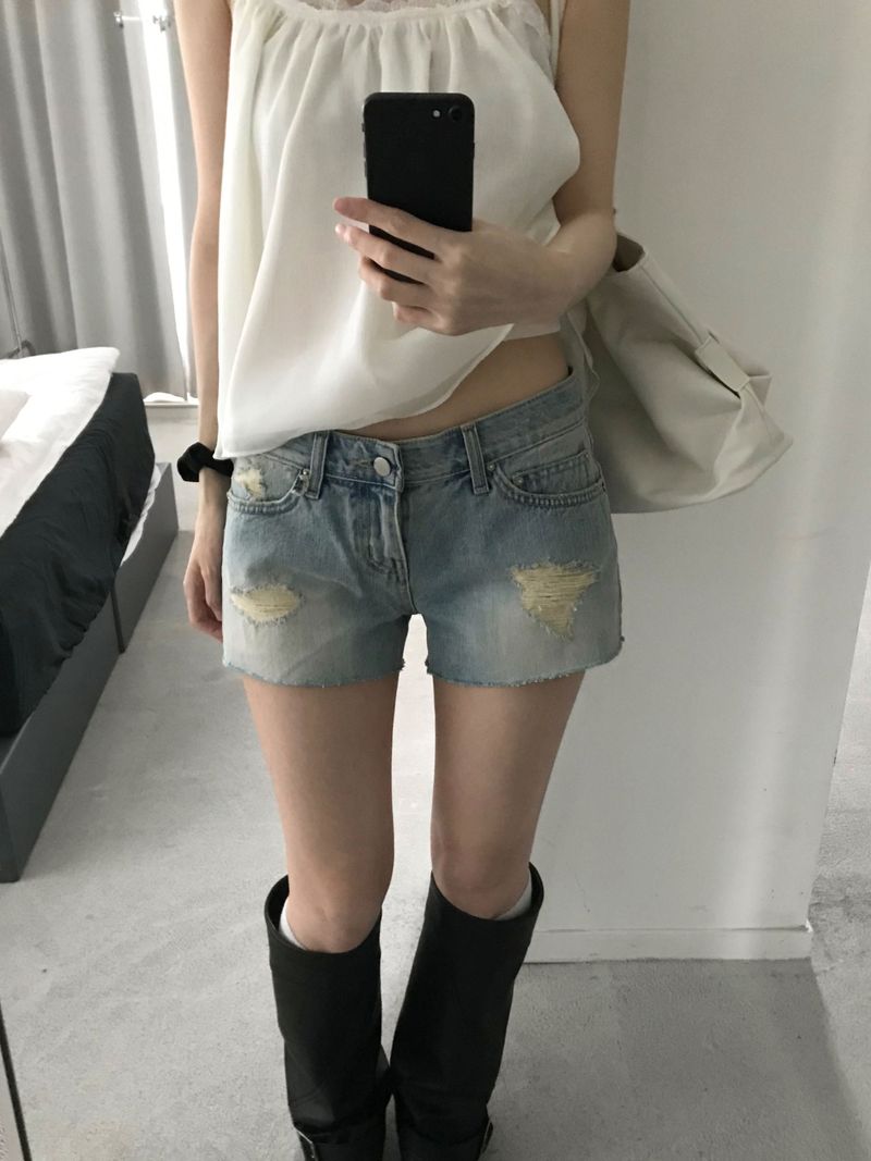 Kitten（キッテン）の「Crush Damage Denim Shorts (one color)（Pants）」