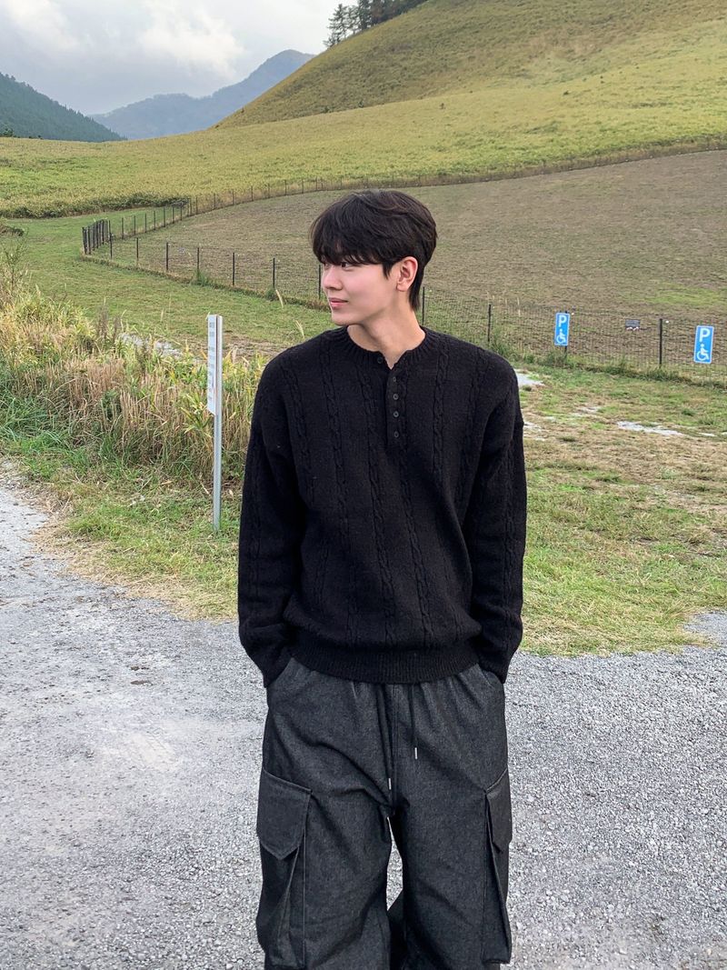 WHAT A LOOK(ワット ア ルック)の「ラベルヘンリーネックニット(トップス)」