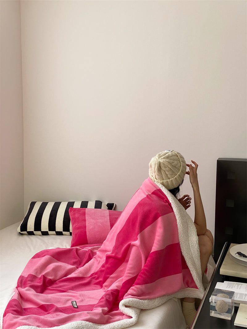 Cozy.Full（コージーフル）の「レトロストライプマイクロファイバーラムフリースブランケット - 100x150cm（インテリア）」