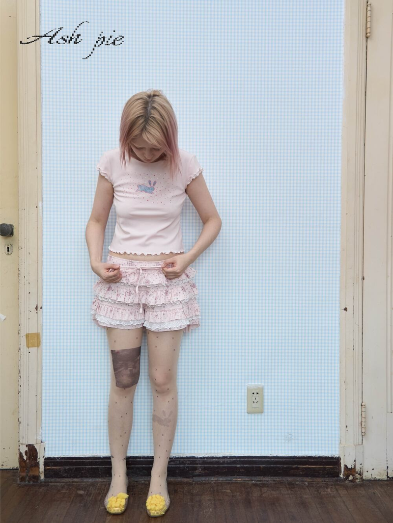 Ash pie（アッシュパイ）の「SS26 プリント Tシャツ ウィズ ラッフルド トリム（トップス）」
