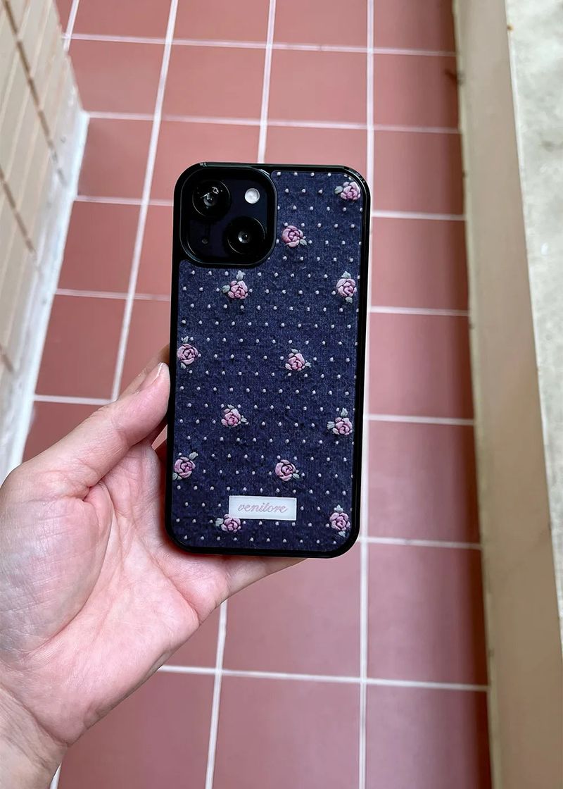 venitore（ヴェニトー）の「[MADE][グラスバンパーケース]パラ刺繍ニットケース ローズ刺繍ニットケース ネイビー（スマホグッズ/小物）」