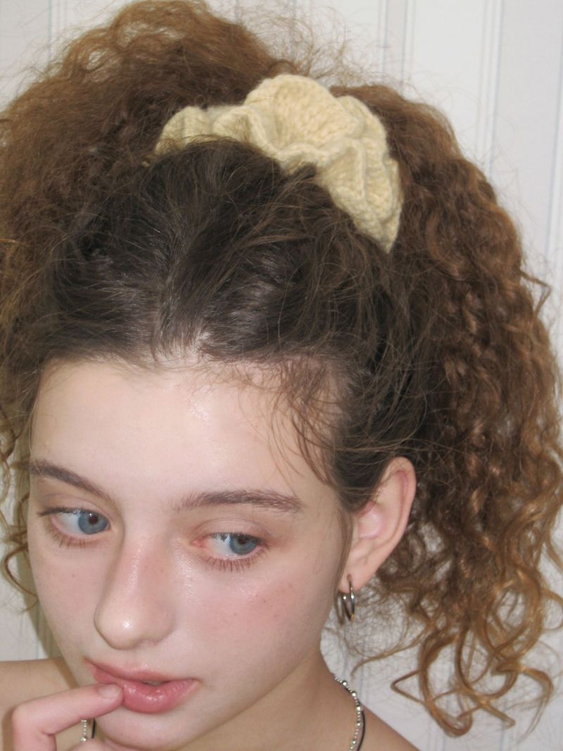 Crochet button scrunchie (Butter)